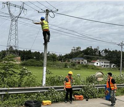 信息通信學院志愿服務隊星夜馳援岳陽，搶修通信線路筑牢抗災“生命線”